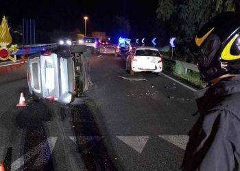 Tamponamento sulla 554, Smart si ribalta su un fianco