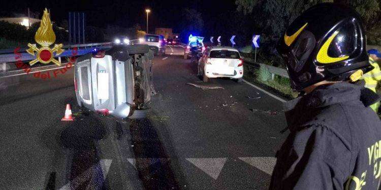 Tamponamento sulla 554, Smart si ribalta su un fianco