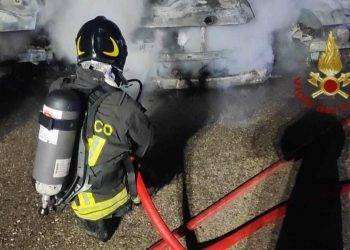 Paura a Sestu, in fiamme quattro furgoni di una società di catering