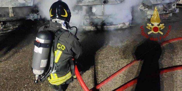 Paura a Sestu, in fiamme quattro furgoni di una società di catering