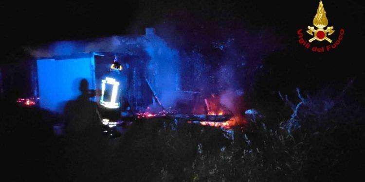 Paura a Mamoiada, in fiamme un pollaio