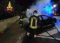 Auto in fiamme a Nuoro: macchina completamente distrutta