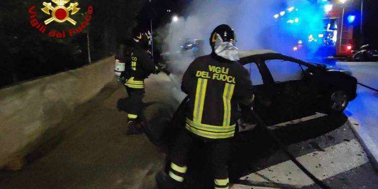 Auto in fiamme a Nuoro: macchina completamente distrutta