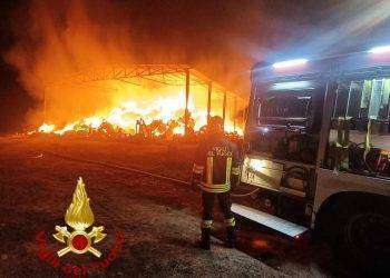 Fienile a fuoco a Orani: distrutti mezzi agricoli