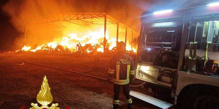 Fienile a fuoco a Orani: distrutti mezzi agricoli