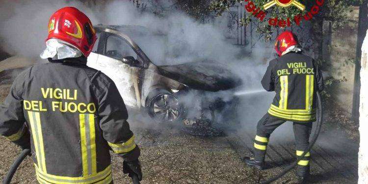 Auto in fiamme a Dorgali, intervento dei Vigili del Fuoco