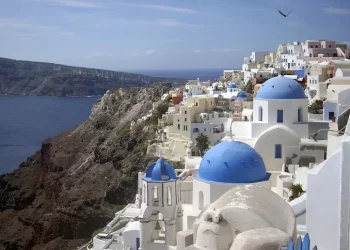 Atene, tassa di 20 euro per i crocieristi a Mykonos e Santorini