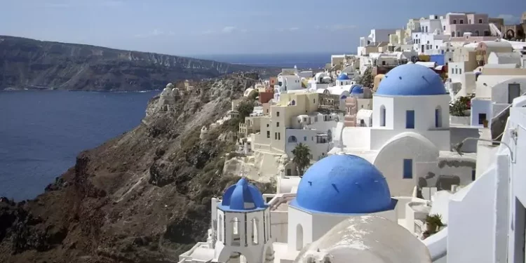 Atene, tassa di 20 euro per i crocieristi a Mykonos e Santorini