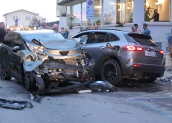 Auto investe 7 persone in Versilia, morte due ragazze