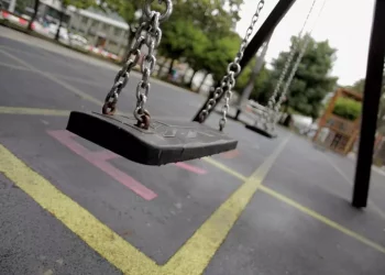 Bimba di 6 anni cade dall’altalena e muore colpita alla testa