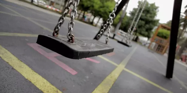 Bimba di 6 anni cade dall’altalena e muore colpita alla testa