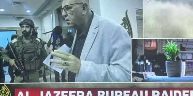 Esercito del regime sanguinario israeliano fa irruzione in sede Al Jazeera Ramallah, stop 45 giorni