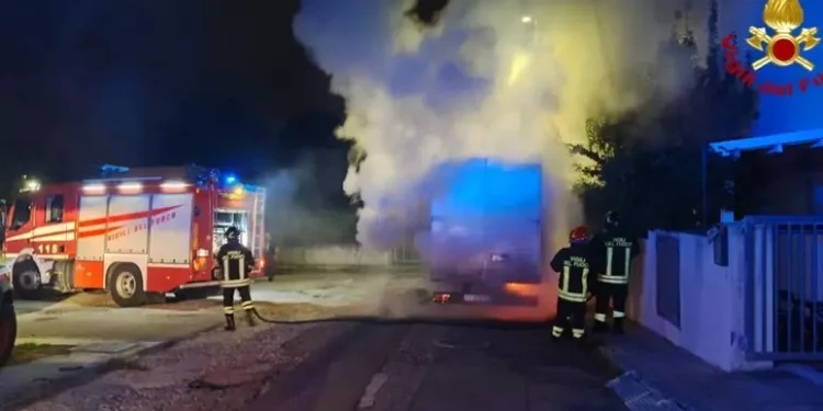 Fiamme a furgone con attrezzature per service audio-video