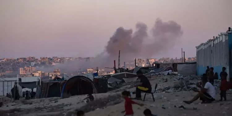 Raid israeliano su una tendopoli a Khan Yunis, decine di morti