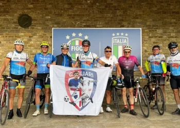 In bici sulle strade di Gigi Riva, tappa a Coverciano