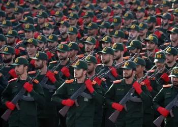 Iran svela missile e drone durante parata forze armate