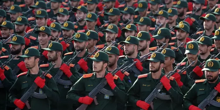 Iran svela missile e drone durante parata forze armate