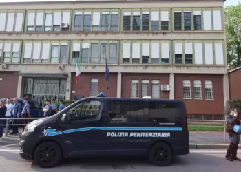 Rivolta al Beccaria, celle incendiate e tentate evasioni