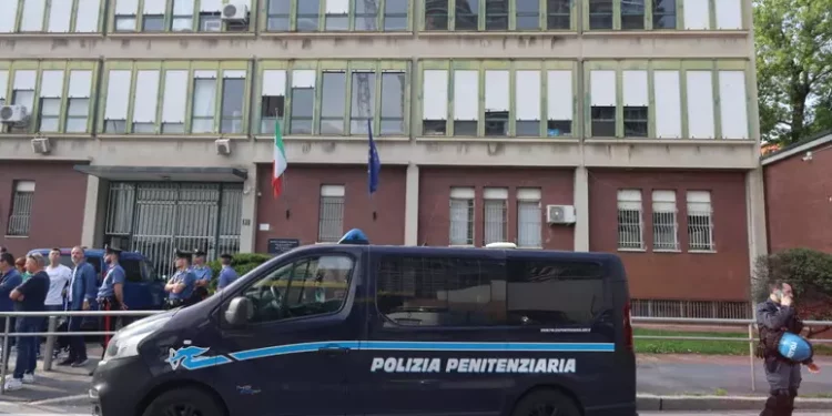 Rivolta al Beccaria, celle incendiate e tentate evasioni