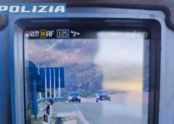 Sfreccia a 214 km/h sulla Sassari-Olbia, patente ritirata