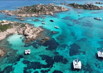 ‘Troppi turisti a La Maddalena, in spiaggia solo a nuoto’