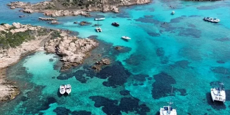 ‘Troppi turisti a La Maddalena, in spiaggia solo a nuoto’