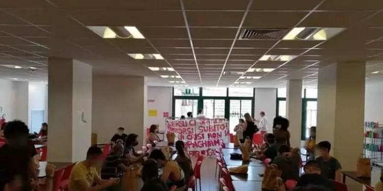 Universitari in rivolta, ‘mancano posti letto e mense’