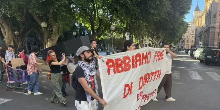 Universitari senza alloggi, corteo a Cagliari con una bara