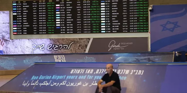 Sedici compagnie aeree cancellano voli da e per Tel Aviv
