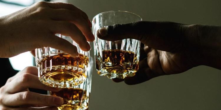 Alcol, ricerca SocialData: “Tra temi più discussi sui social, sfiorate 500 milioni interazioni in un anno”