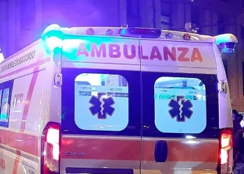 Cade dallo scooter e sbatte la testa, grave un 16enne