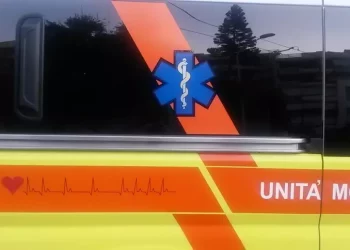 Finisce con la moto contro un furgone, muore un 29enne