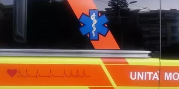 Finisce con la moto contro un furgone, muore un 29enne