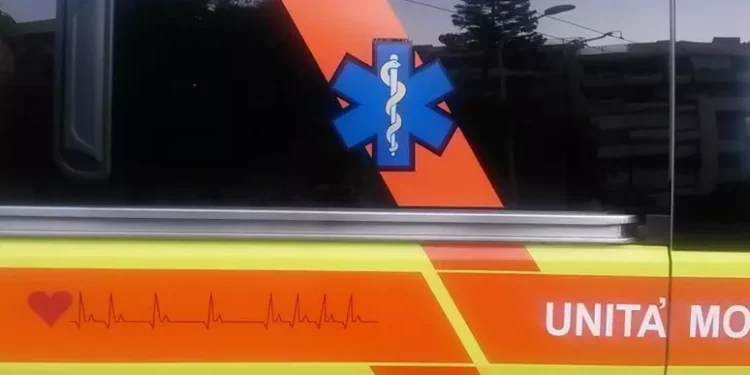 Finisce con la moto contro un furgone, muore un 29enne