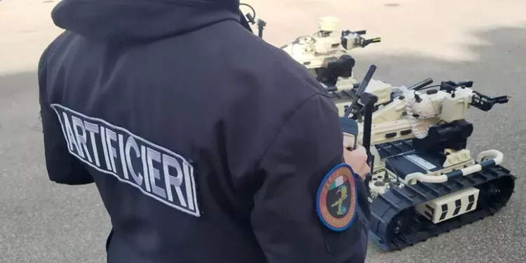 Pacco bomba davanti al giardino di una abitazione, donna ferita