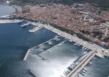 Carloforte si apre alle crociere, i giganti alla fonda nel canale San Pietro