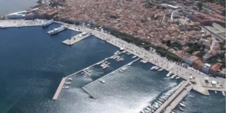 Carloforte si apre alle crociere, i giganti alla fonda nel canale San Pietro