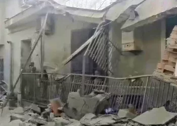 Crolla palazzina nel Napoletano persone sotto le macerie