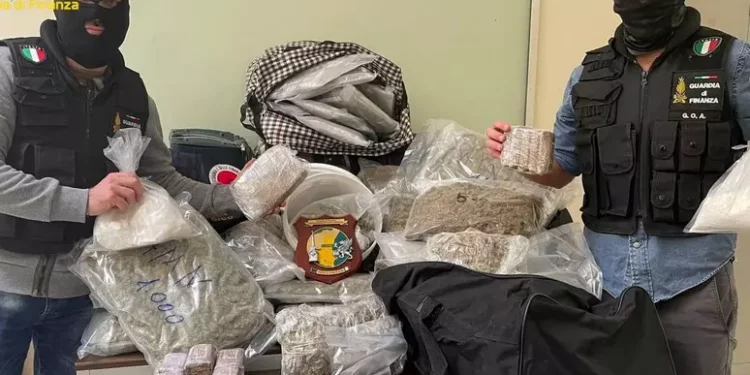 Traffico di droga transnazionale, ordinanza per nove