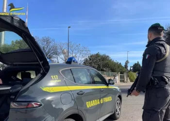 Orologi a contraffati per 100mila euro in valigia, una denuncia