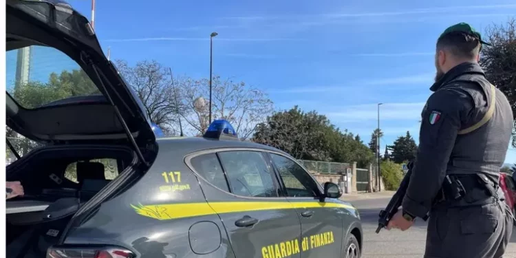 Orologi a contraffati per 100mila euro in valigia, una denuncia