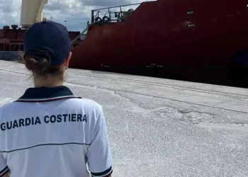 Carenze e pericoli per la navigazione, bloccata nave a Oristano