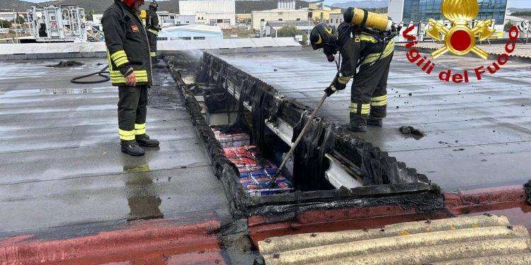 Olbia, in fiamme tetto di un capannone