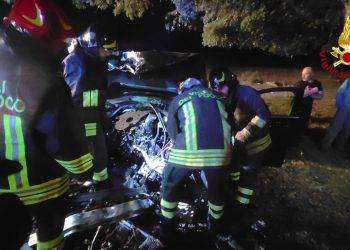 Orune, finisce con l’ auto sull’albero: gravissima una donna