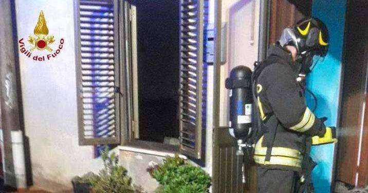 Paura a Cabras, abitazione in fiamme: soccorsa una persona