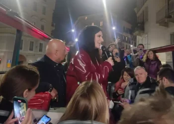 Con ‘Ciao’ Laura Pausini chiude i rapporti senza dirsi addio