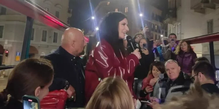 Con ‘Ciao’ Laura Pausini chiude i rapporti senza dirsi addio