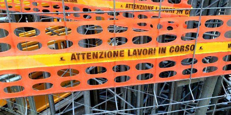 Cagliari, crolla un muraglione in via Fiume: strada chiusa