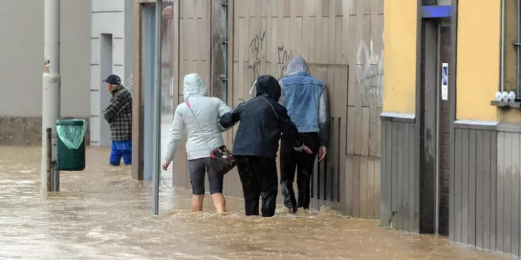 Maltempo a Milano, iniziata l’esondazione del Seveso