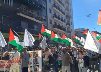 Manifestazione a Milano, un minuto di silenzio per Nasrallah